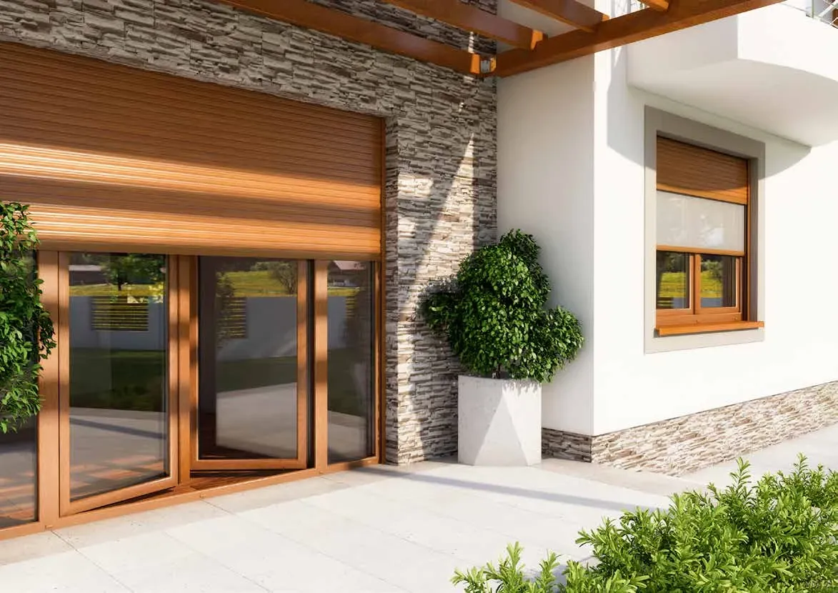 Façade rénovée avec des fenêtres et des volets roulants couleur chêne doré