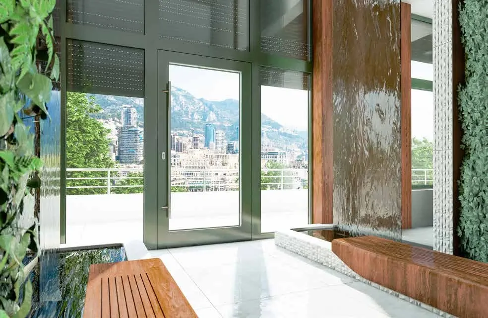 Intérieur calme et lumineux avec de grandes baies vitrées