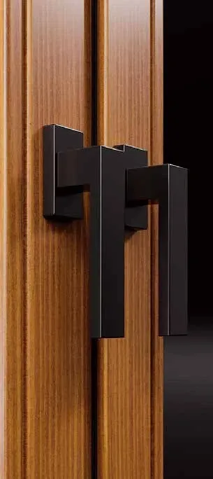 Poignée de fenêtre en aluminium sur un châssis en bois