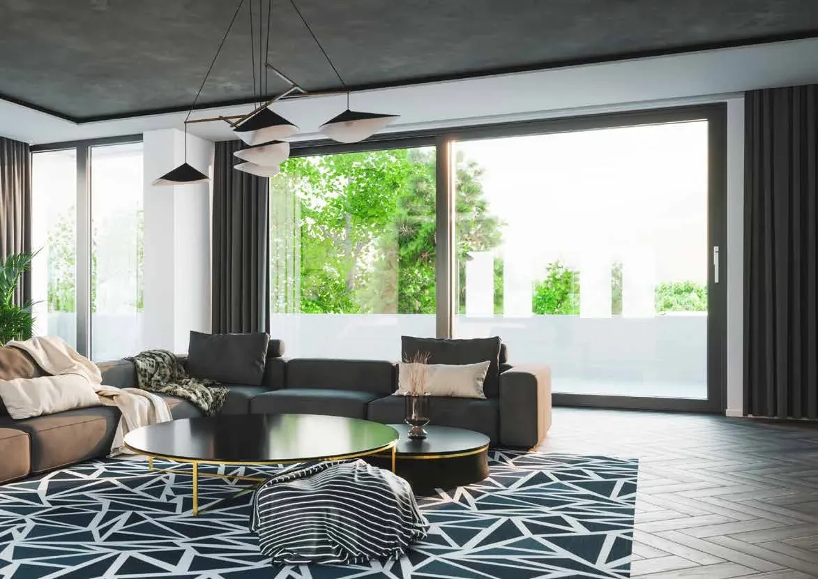 Salon contemporain avec une grande baie vitrée en aluminium